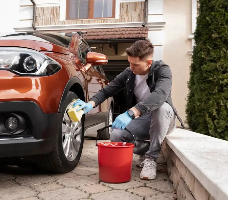 Lavage auto à domicile Gennes-sur-Seiche : professionnel intervenant sur un véhicule